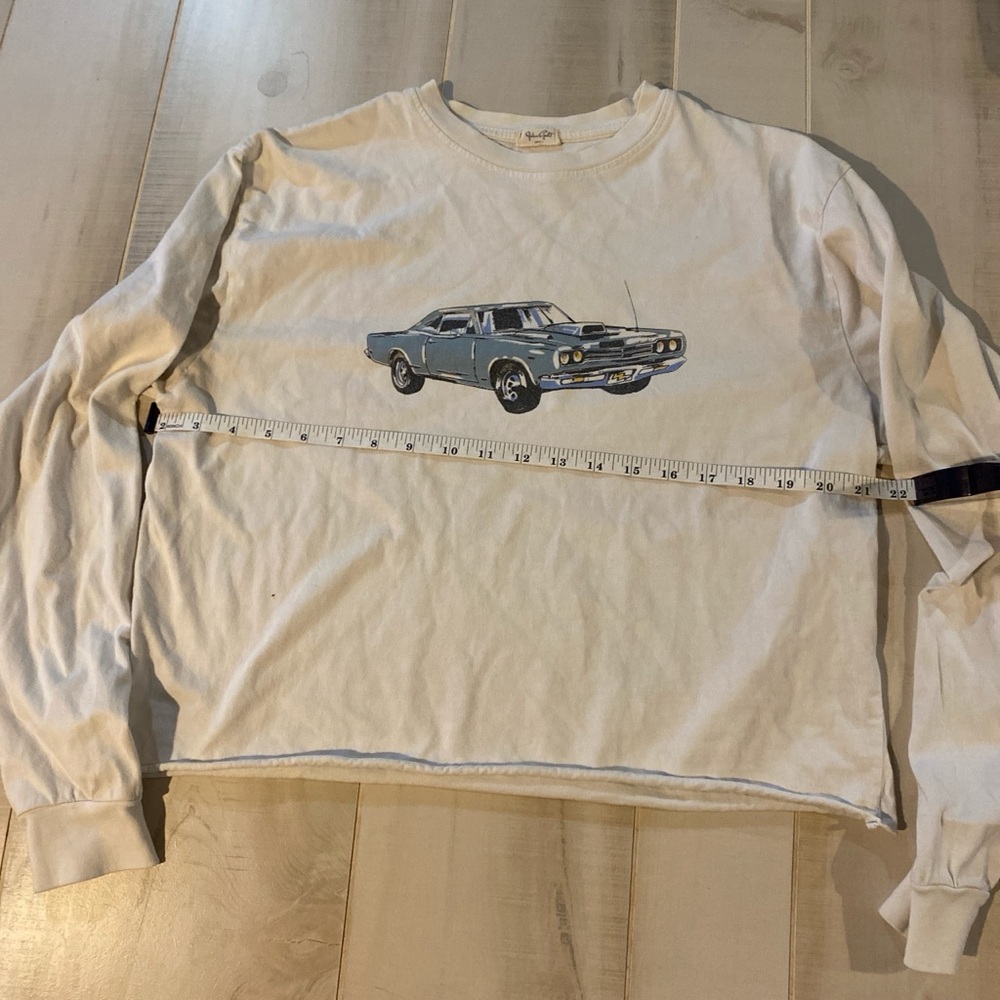 White long sleeve with blue car graphic #longsleeve
#cropped
